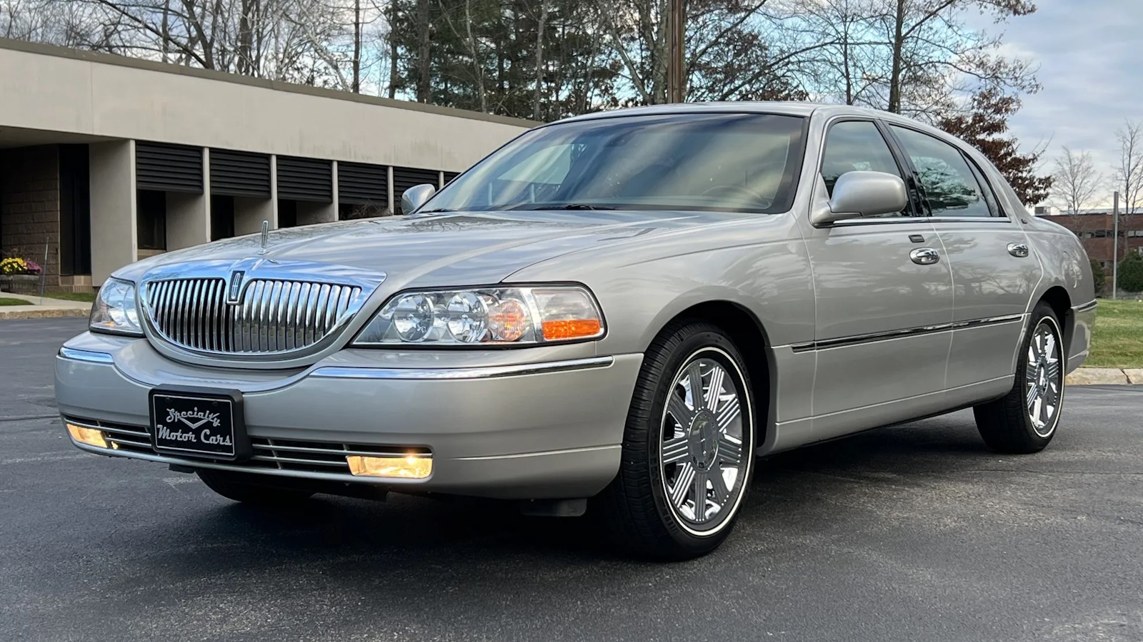 2003 Lincoln Town Car 2