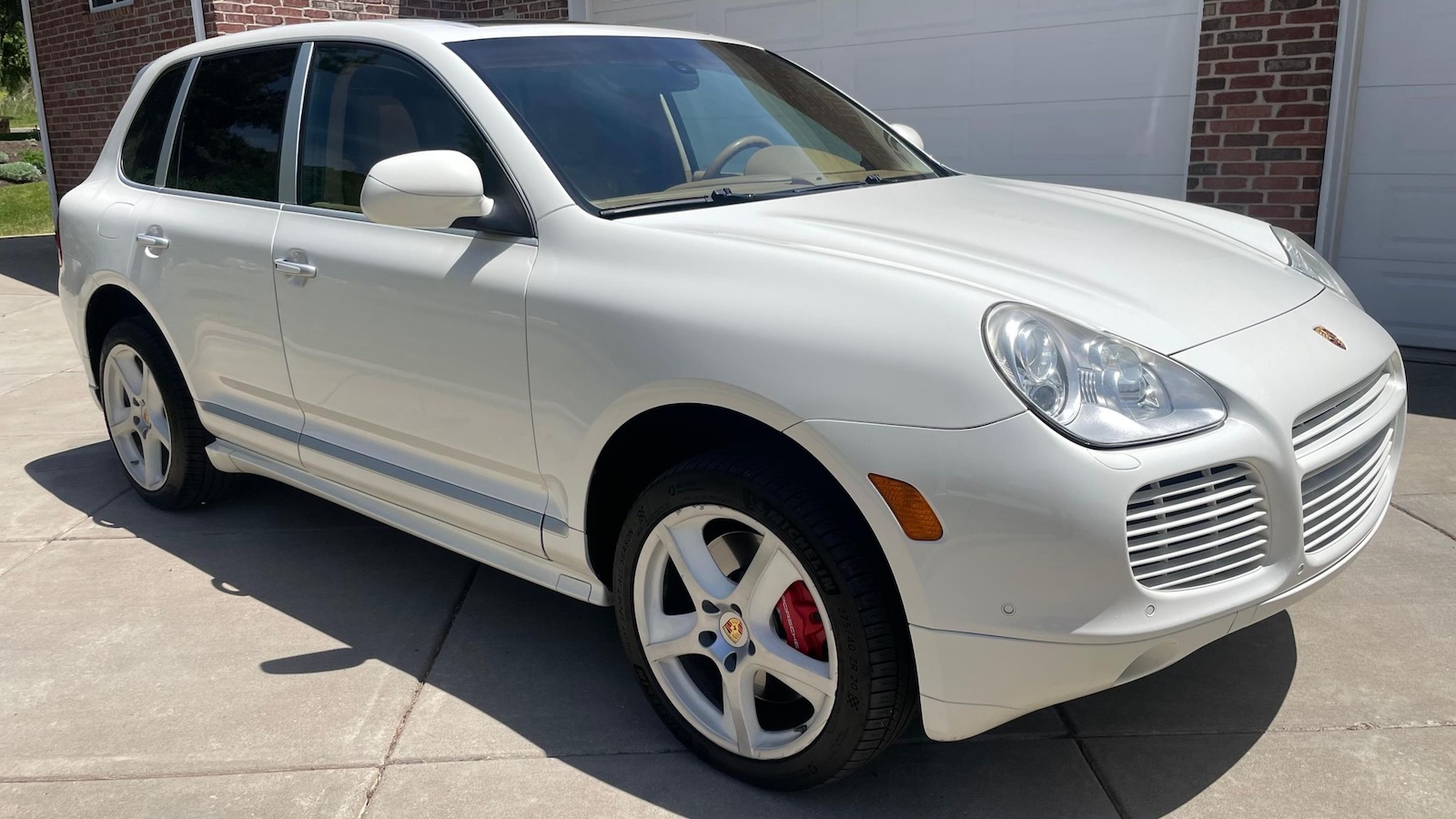 Porsche Cayenne Turbo S front three-quarters